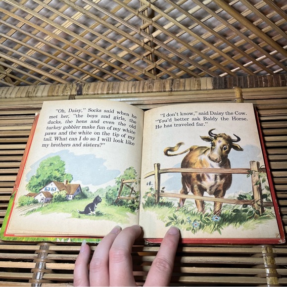 Vintage Socks Tell a Tale Book 1949 HTF cat - Picture 8 of 9